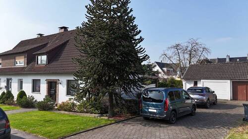 Einfahrt und Garage - 6 Zimmer Doppelhaushälfte in Dortmund