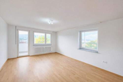 Wohnzimmer - Hochwertig sanierte 3,5-Zimmer-Wohnung mit offener Küche, Balkon & Stellplatz - bezugsfrei ab 01.03
