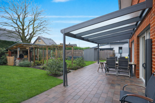 Terrasse mit Blick in den Garten - 