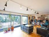 EG: Lichtdurchfluteter Wohnbereich mit großer Fensterfront zum Garten - 7 Zimmer Doppelhaushälfte zum Kaufen in Weil der Stadt