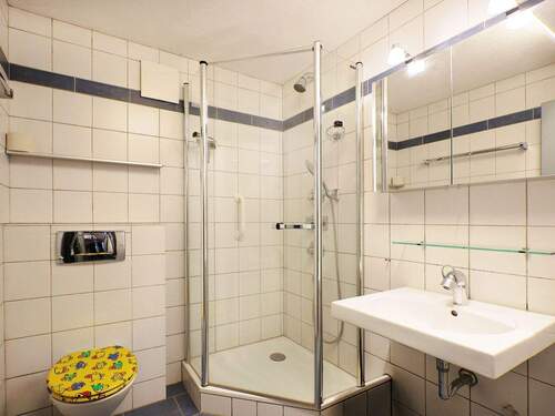 UG: Modernes Badezimmer - 