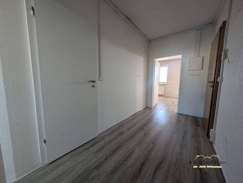 Flur - Etagenwohnung mit 110,70 m&sup2; in Dessau zur Miete