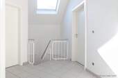 Treppenhaus mit Tageslicht - Doppelhaushälfte mit 122,70 m&sup2; in Bönen zur Miete