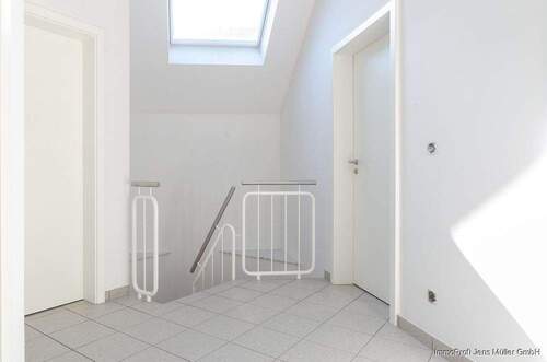 Treppenhaus mit Tageslicht - Doppelhaushälfte mit 122,70 m&sup2; in Bönen zur Miete