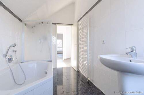 Tageslichtbad mit Dusche und Wanne - 