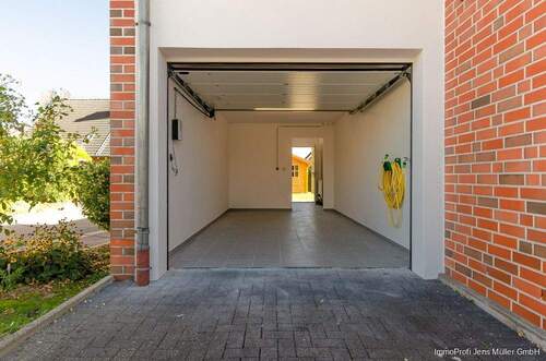 Garage mit elektrischem Sektionaltor und Zugang zu - 