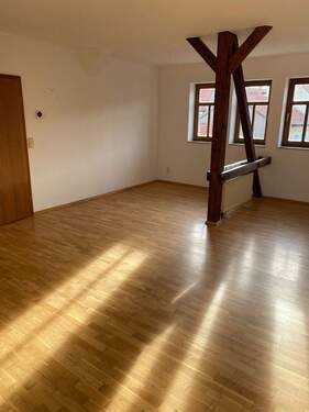 Wohnzimmer Bild 1 (2) - 2-Raum-Dachgeschoss-Wohnung in Marktnähe