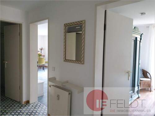 Flur mit Blick in WZ u. EZ - 