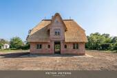 Bild 1 - Neubau eines reetgedeckten Einfamilienhaus im Dorfkern von Keitum in Wattenmeernähe