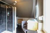 Bad mit Dusche und Wanne - 