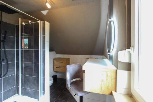 Bad mit Dusche und Wanne - 