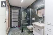 Bad mit Dusche und Wanne - 