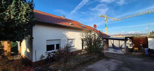 Außenansicht Einfahrt - 1 Zimmer Mehrfamilienhaus, Wohnhaus zum Kaufen in Besigheim