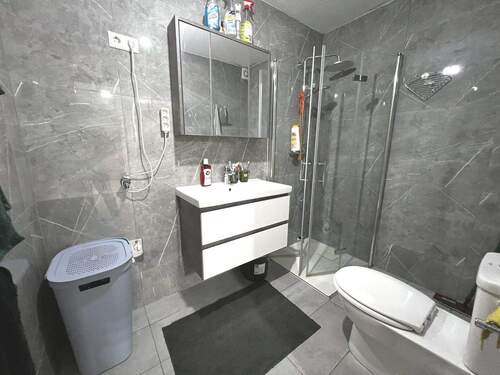 Badezimmer mit Spiegel-und Unterschrank - 