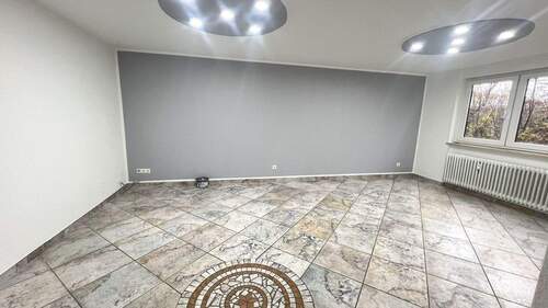 Helles Wohnzimmer mit Terrassenzugang - 