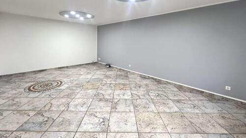 Helles Wohnzimmer mit Terrassenzugang (2) - 