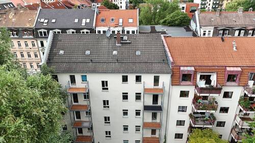 Hinteransicht Haus - Grüner Ausblick inklusive - Charmante 2-Zhg. mit Balkon mit Denkmalschutz im Leipziger Osten!