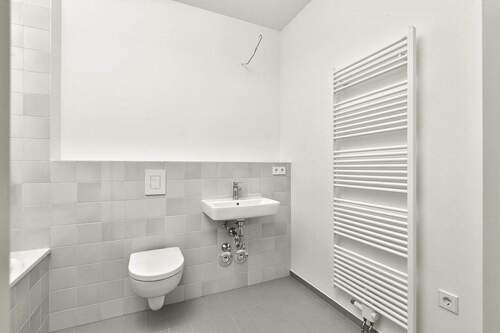 Wannenbad mit Handtuchwärmer - 