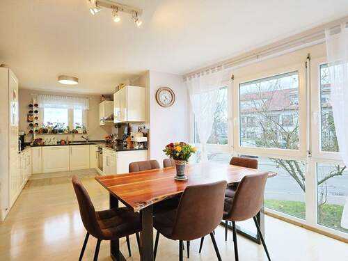 Heller Essbereich mit offener Küche - Doppelhaushälfte mit 143,00 m&sup2; in Böblingen zum Kaufen