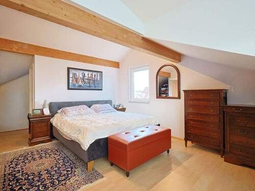 Großzügiger Schlafbereich mit Bad en Suite im Dachgeschoss - 