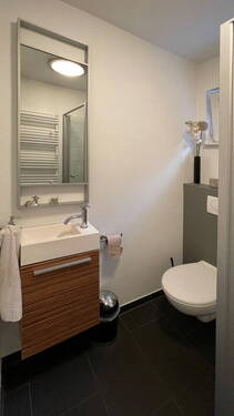 Bad mit Dusche/Toilette - 