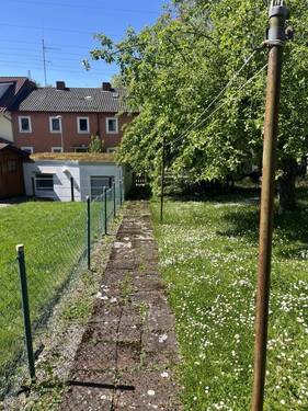 seitlicher Weg im Garten - 