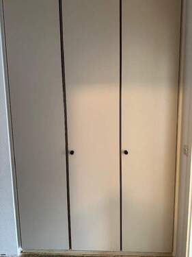 Diele mit Einbauten - 2 Zimmer Etagenwohnung in Erkrath