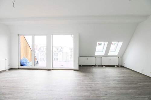 Wohnzimmer mit Balkon - 