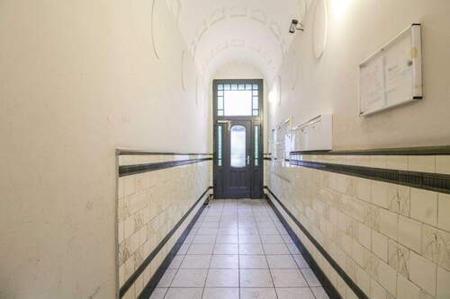 Eingangstür und Briefkästen - 