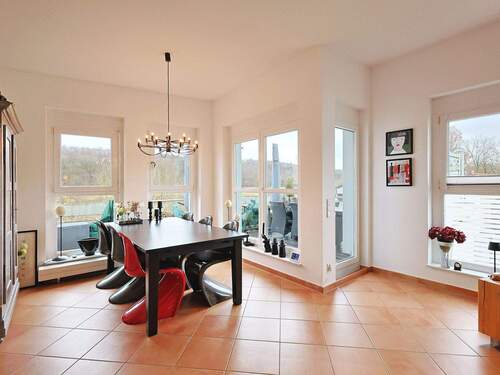 Heller Essbereich mit toller Aussicht - 