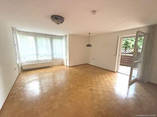 Wohnzimmer - Barrierefreie Seniorenwohnung mit Terrasse zur Miete gesucht?