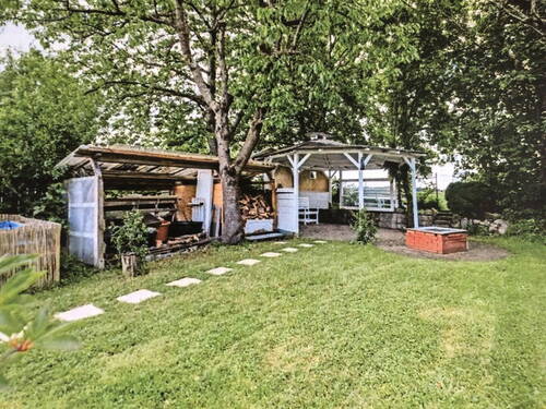 Gartenmit Pavillon - 
