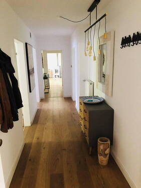 Flur - 4 Zimmer Etagenwohnung in Erdweg / Eisenhofen