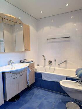 Gepflegtes Bad mit Wanne - 