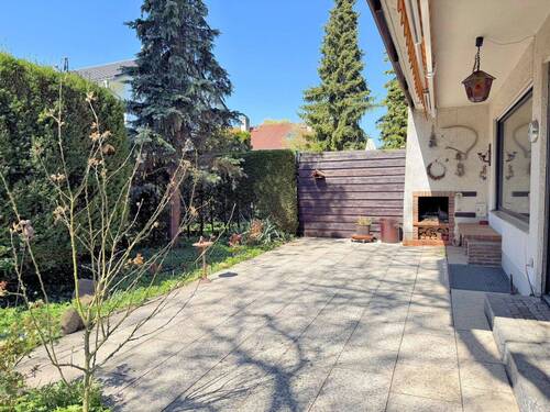 Terrasse mit gemauerten Grill - 5 Zimmer Doppelhaushälfte zum Kaufen in Gröbenzell