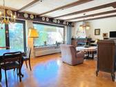 Wohnzimmer mit Zugang zur Terrasse - 