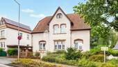 Außenansicht 2 - Zweifamilienhaus mit Gestaltungspotenzial, idyllischem Garten und Stellplätzen in begehrter Lage