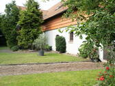 Garten mit Rindenmulchweg - 
