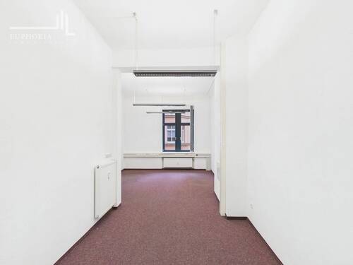 CAM03352G0-PR0052-STILL009 - 