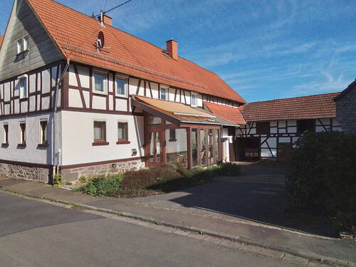 Bild 1 - Fachwerkhaus mit Nebengebäude Garten und Brunnen