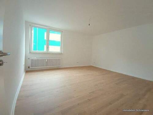 Wohnzimmer - DU-Dellviertel, Fürstenstraße 1 - Frisch renovierte 2 ZKDB-Wohnung im 1.OG, fertig zum sofortigen zeitnahen Einzug !!