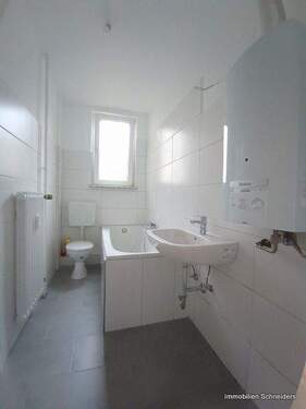 Wannenbad mit WC - 