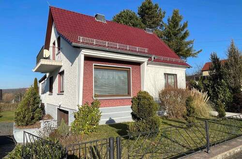 Ansicht von vorn links.jpg - Interessantes Einfamilienhaus in Bad Salzungen, in guter zentraler Lage mit Balkon und Terrasse