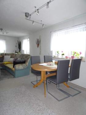 Essplatz OG - Interessantes Zweifamilienwohnhaus mit Keller und Garage in Zeulenroda