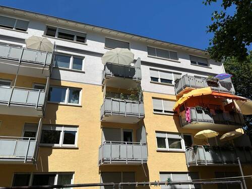 Hausansicht - Geräumige 4 Zimmer Wohnung in Freiburg - Zähringen