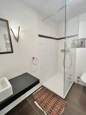 Modernes Duschbad im Obergeschoss - 