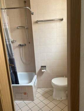 Badezimmer - Etagenwohnung mit 50,00 m² in Bonn zur Miete