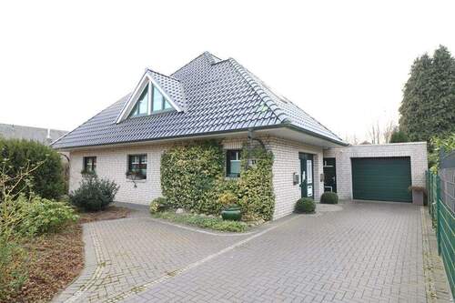 Bild - Schickes, topgepflegtes Zweifamilienhaus mit Garagen- und Geräteanbau sowie schönem Garten