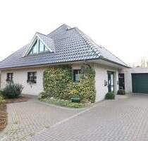 Schickes, topgepflegtes Zweifamilienhaus mit Garagen- und Geräteanbau sowie schönem Garten - Cloppenburg Bethen