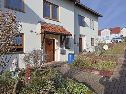 Gepflegte Hausansicht von außen - Hübsches Reihenhaus mit schönem Garten in idealer Lage